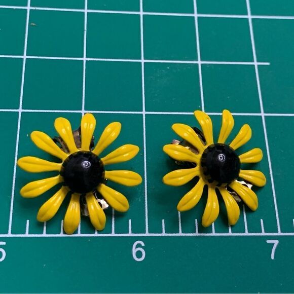 2 pair lot floral clip earrings White daisy -yellow black eye Susan earrings - Picture 13 of 15